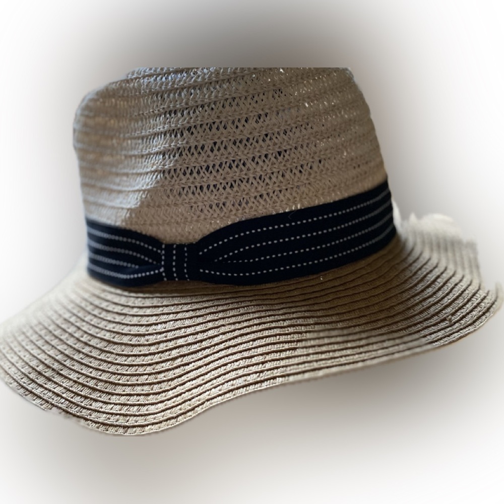 NWOT Pretty two tone fedora hat with black & white ribbon, Size: M/L